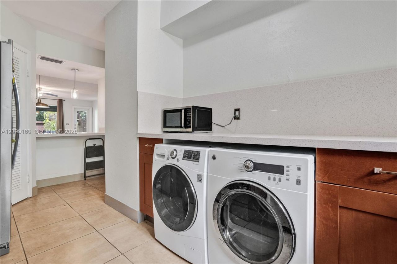 1719 NE 142nd St , North Miami, FL 33181 Photo