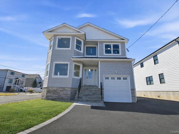 101 Clocks Boulevard , Massapequa, NY 11758