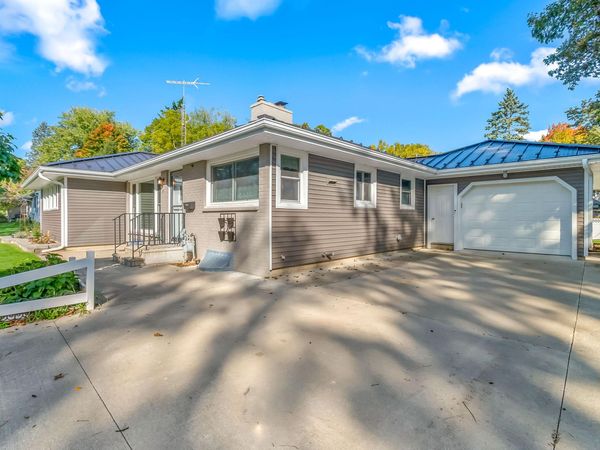 31 W Hallett Street, Hillsdale, MI 49242