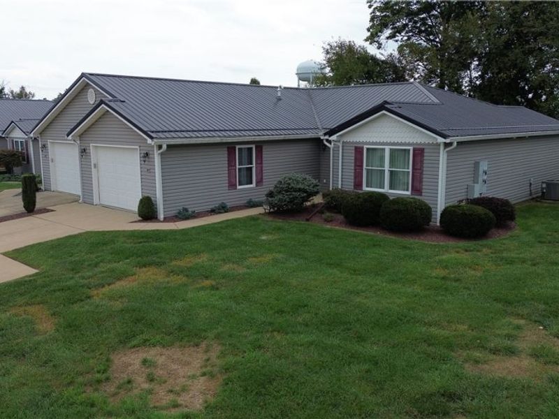 719 Oak Tree Lane, Belpre, OH 45714 Photo 1