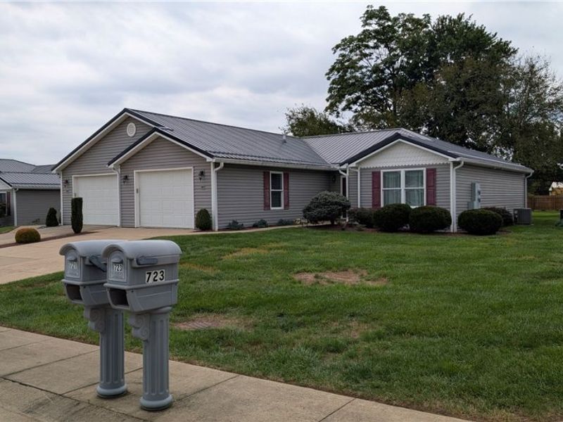 719 Oak Tree Lane, Belpre, OH 45714 Photo 2