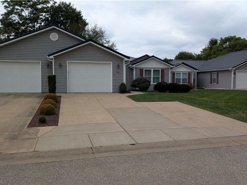 719 Oak Tree Lane, Belpre, OH 45714 Photo 4