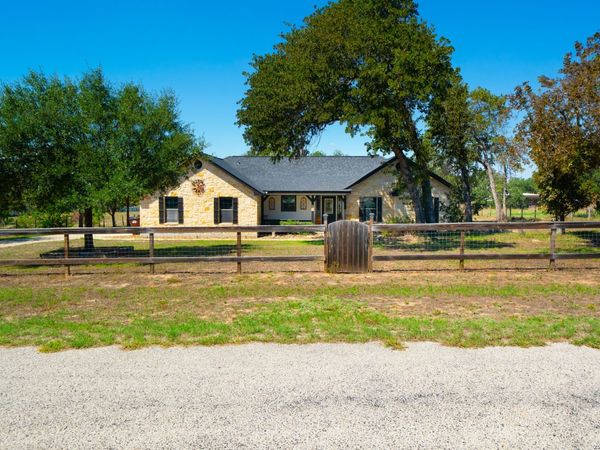 312 Rose Garden, La Vernia, TX 78121