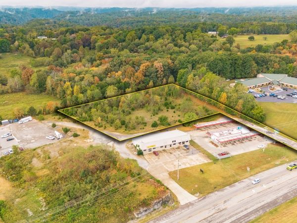 1112 New Highway 52 E , Westmoreland, TN 37186