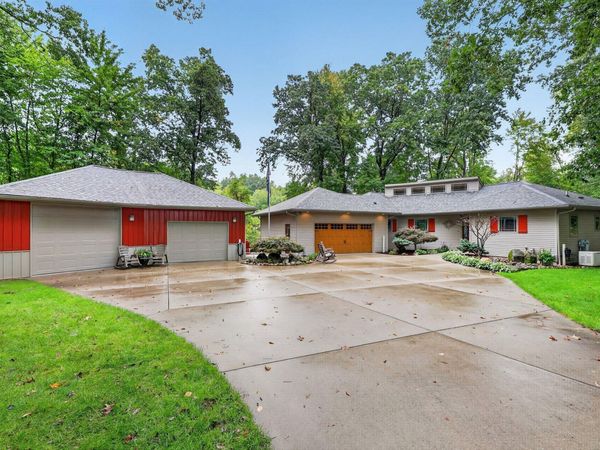 326 Midlakes Boulevard, Plainwell, MI 49080