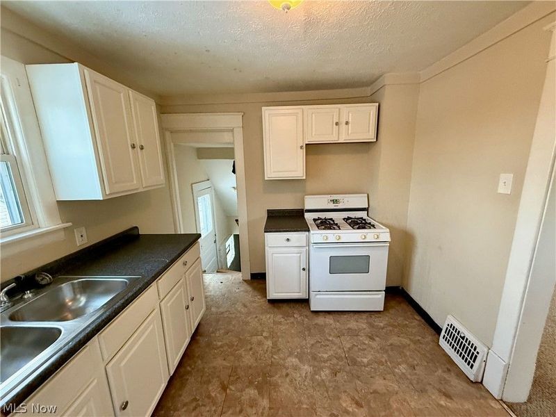 2157 10th Street SW, Akron, OH 44314 Photo 9