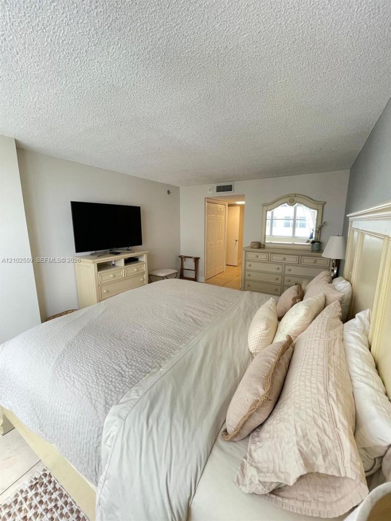 6039 Collins Ave, Unit 1006, Miami Beach, FL 33140 Photo