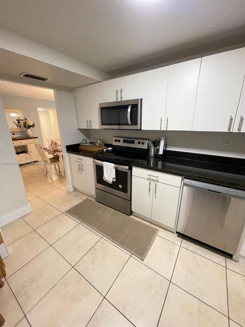 6039 Collins Ave, Unit 1006, Miami Beach, FL 33140 Photo