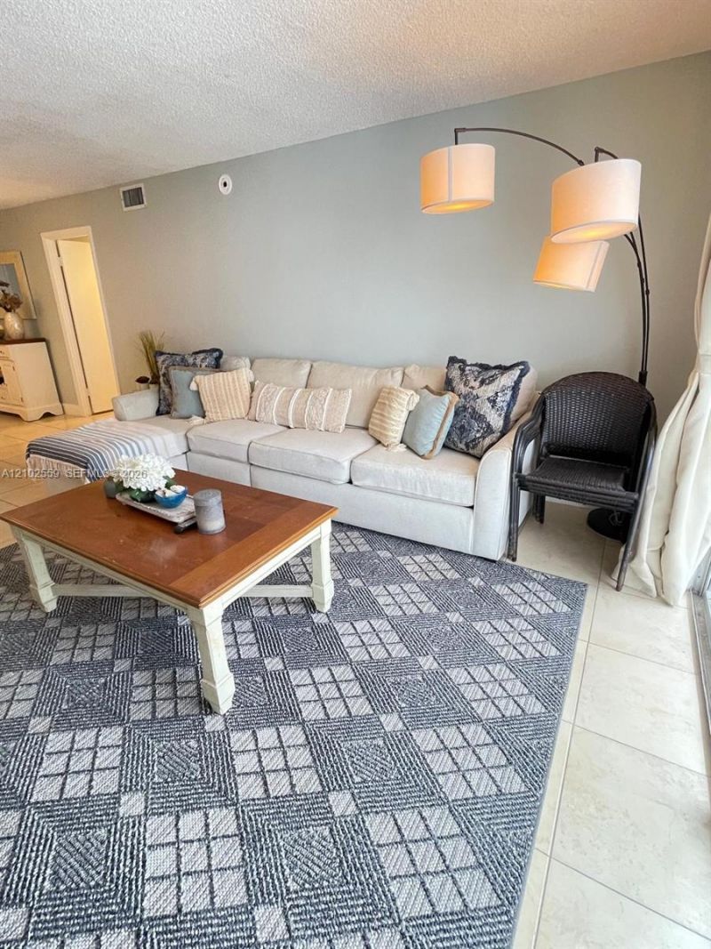 6039 Collins Ave, Unit 1006, Miami Beach, FL 33140 Photo
