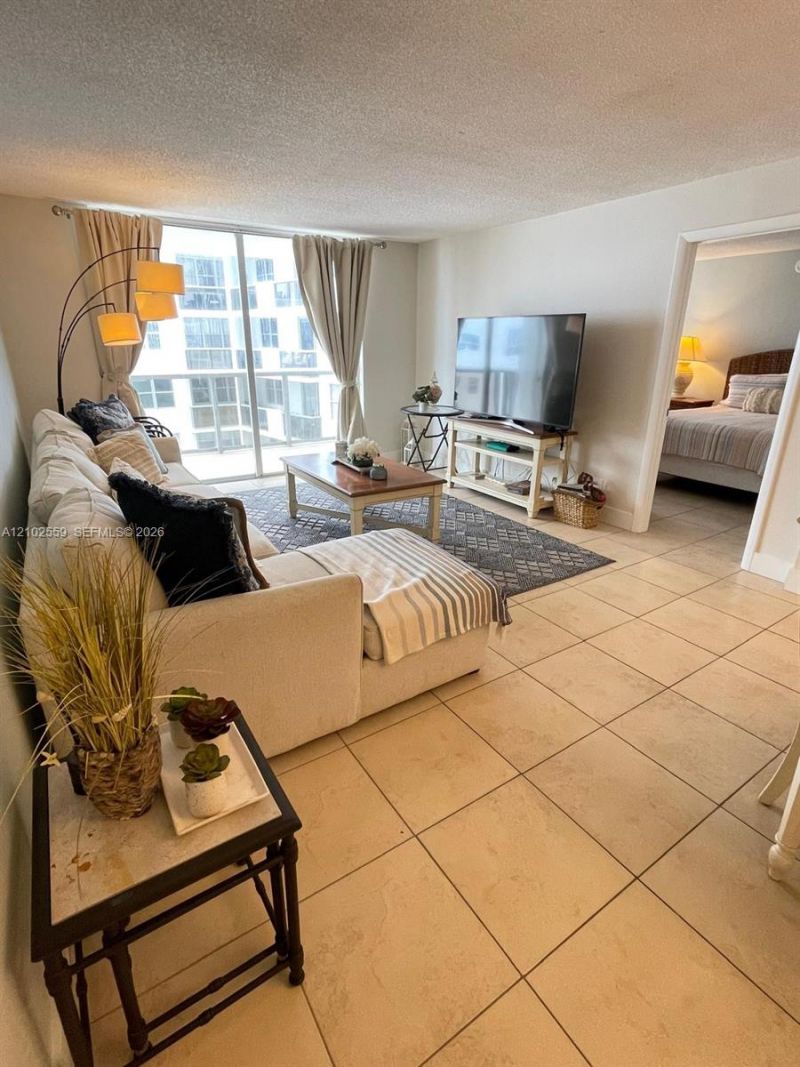 6039 Collins Ave, Unit 1006, Miami Beach, FL 33140 Photo