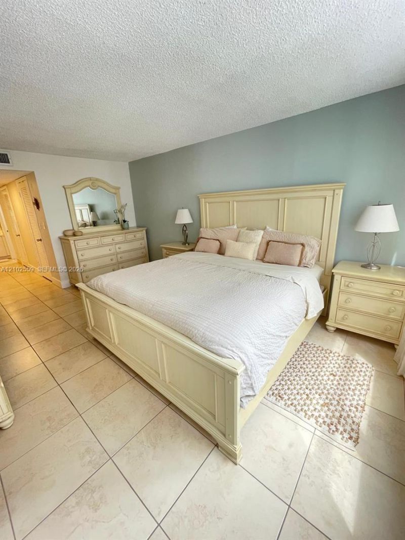 6039 Collins Ave, Unit 1006, Miami Beach, FL 33140 Photo