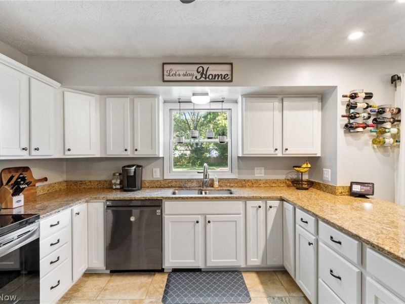 1173 Desert Street NE, Uniontown, OH 44685 Photo 12