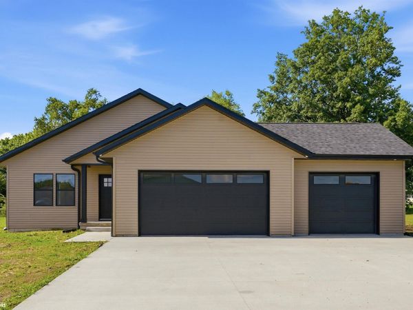 111 Dover Circle, New London, IA 52645