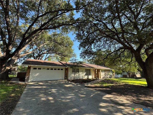 1464 Robin Lane , Seguin, TX 78155