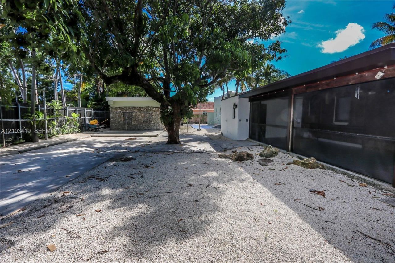 3095 NW 3rd St, Miami, FL 33125 Photo