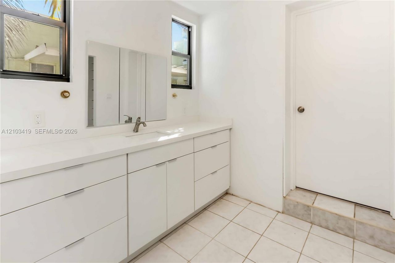 3095 NW 3rd St, Miami, FL 33125 Photo