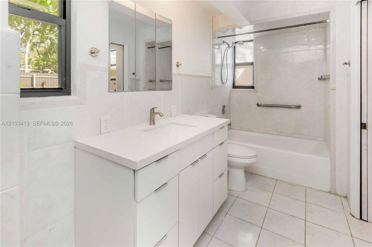 3095 NW 3rd St, Miami, FL 33125 Photo
