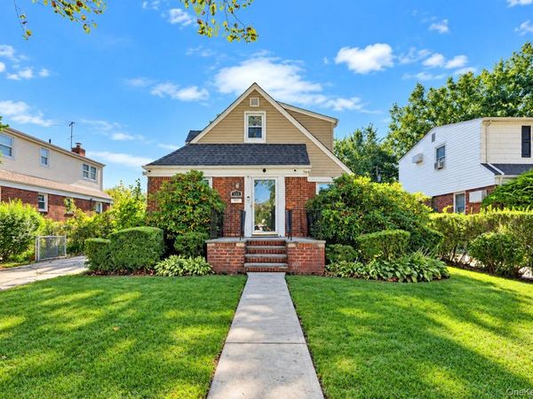 135 Sperry Boulevard , New Hyde Park, NY 11040