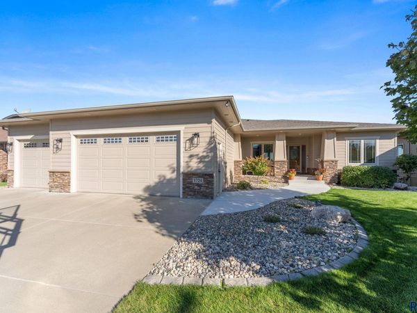 1724 W Grand Arbor Cir, Sioux Falls, SD 57108