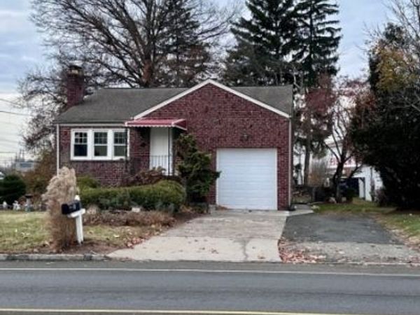 8 Plymouth St, Fairfield, NJ 07004