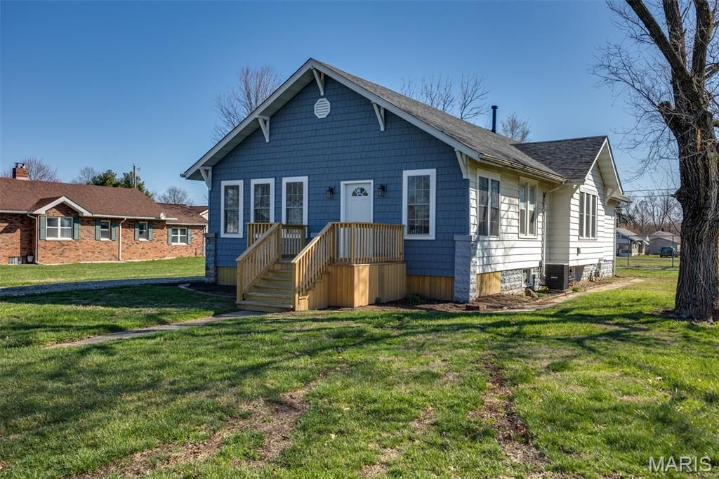 705 N Macoupin Street , Gillespie, IL 62033 Main Photo