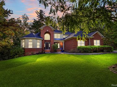 9280 Osprey Bay Circle, Springfield Township, Mi 48350