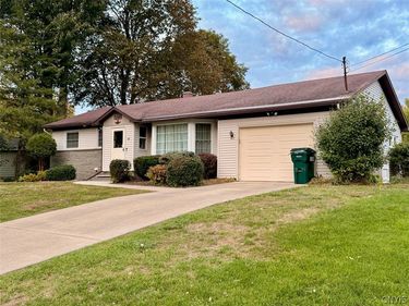 63 Ridgeway Sites Avenue, Minetto, NY 13126