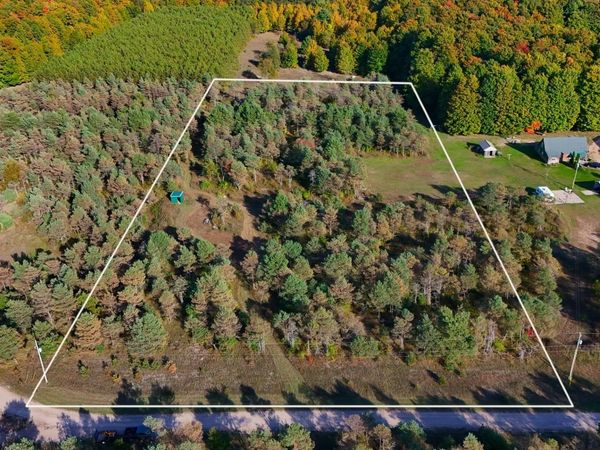 Leya Lane, Beulah, MI 49617