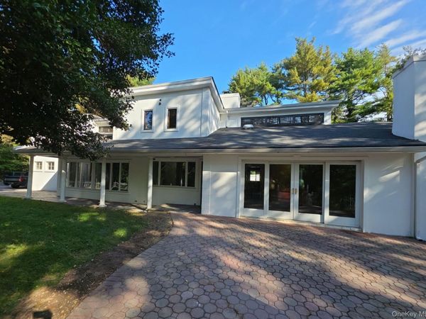 549 Woodbury Road, Cold Spring Harbor, NY 11724