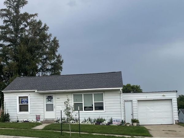 1001 Grant Street, Parkersburg, IA 50665