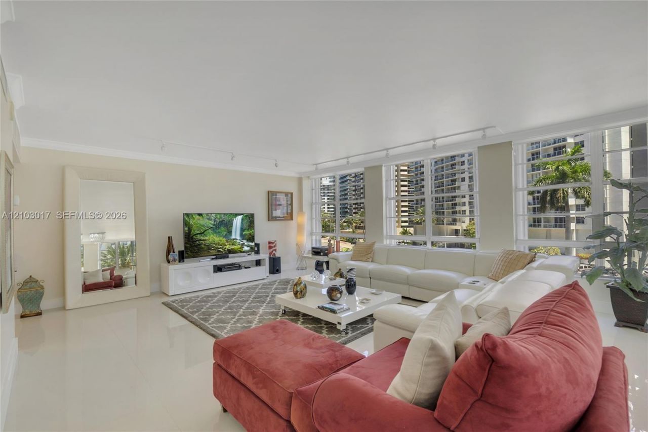 5660 Collins Ave, Unit 4B, Miami Beach, FL 33140 Photo