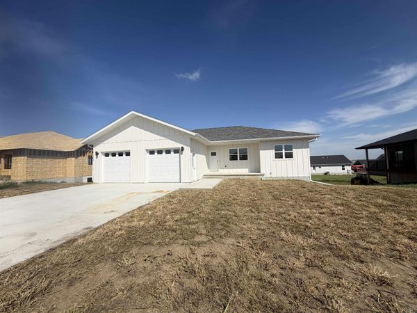 984 15th Cir NE, Sioux Center, IA 51250