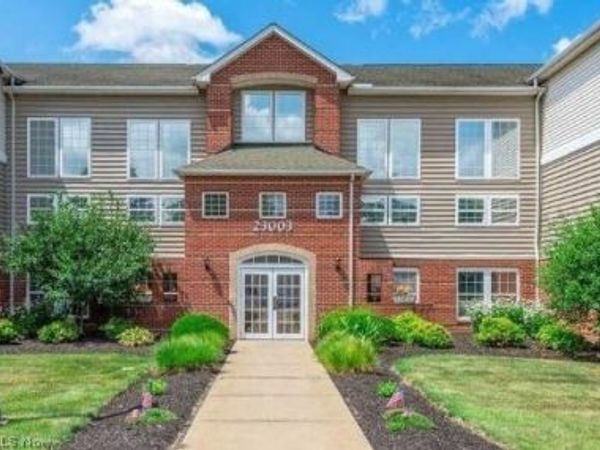 23003 Chandlers Lane, Unit 104, Olmsted Falls, OH 44138