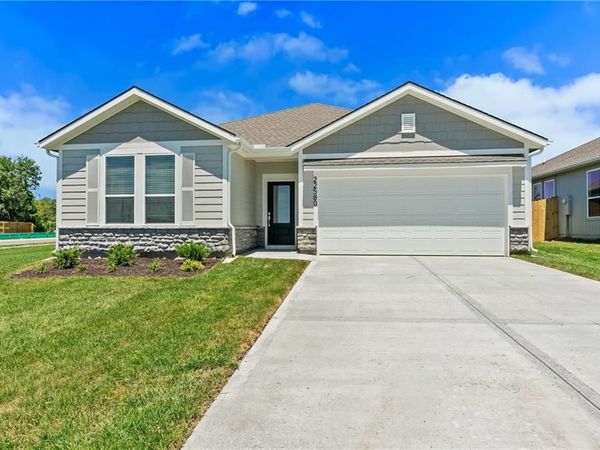 4004 NE Apple Grove Drive, Lee's Summit, MO 64064