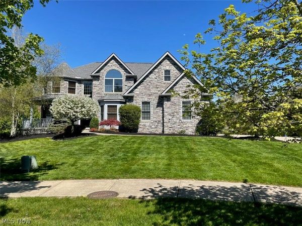 18643 Comstock Circle , Middleburg Heights, OH 44130