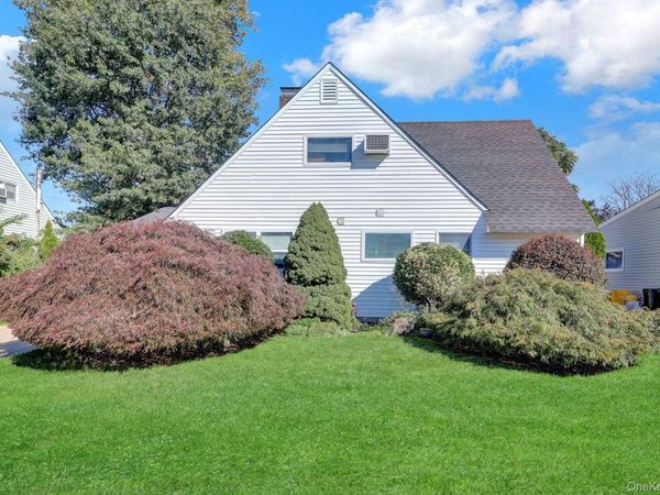 53 Spindle Road , Hicksville, NY 11801
