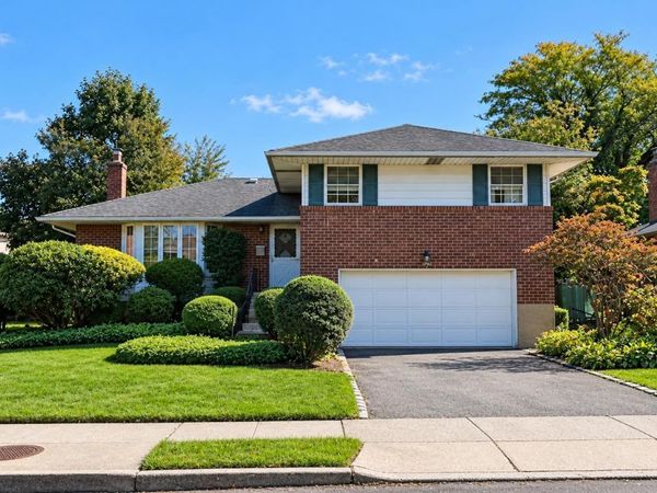 52 Winthrop Road, Plainview, NY 11803