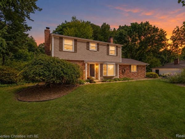 3560 Beach Road , Troy, Mi 48084