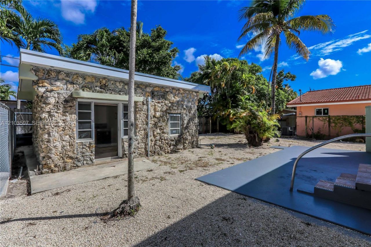 3085 NW 3rd St, Miami, FL 33125 Photo