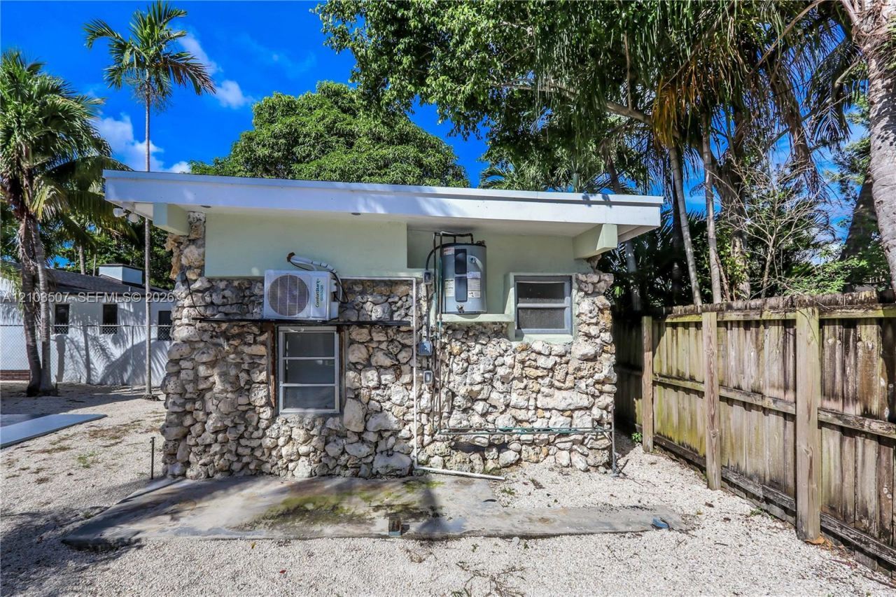 3085 NW 3rd St, Miami, FL 33125 Photo