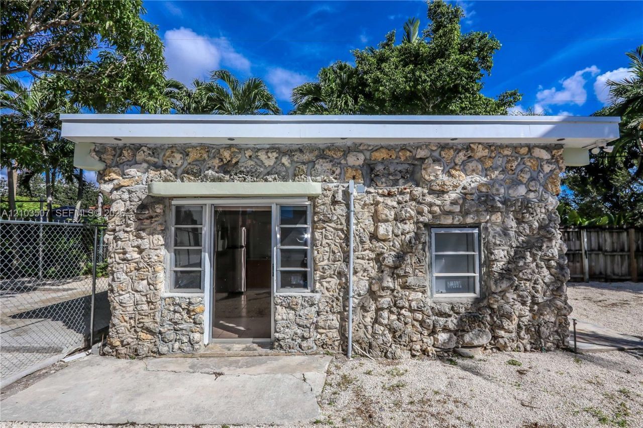 3085 NW 3rd St, Miami, FL 33125 Photo