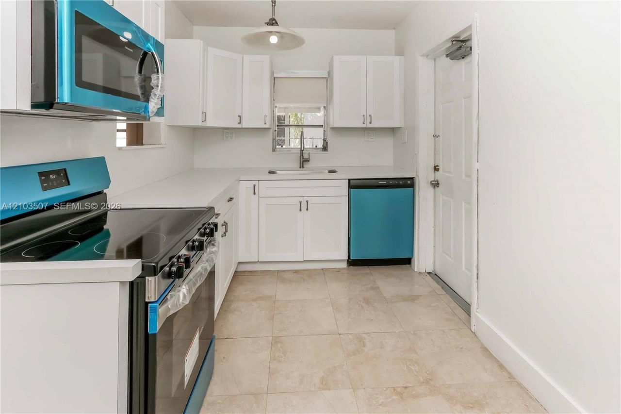 3085 NW 3rd St, Miami, FL 33125 Photo