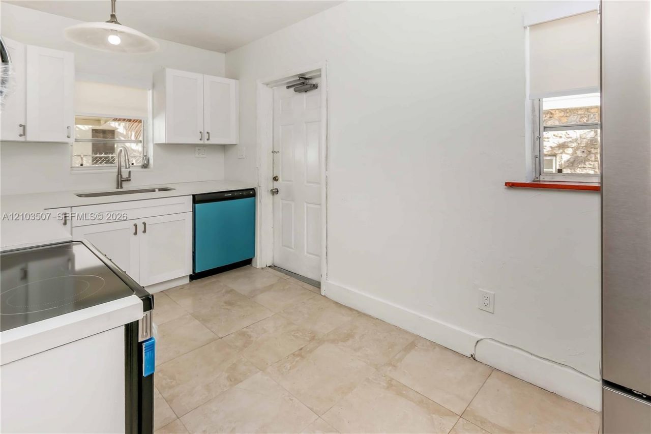 3085 NW 3rd St, Miami, FL 33125 Photo