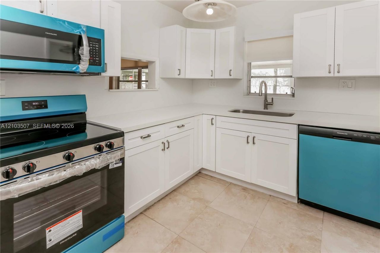 3085 NW 3rd St, Miami, FL 33125 Photo