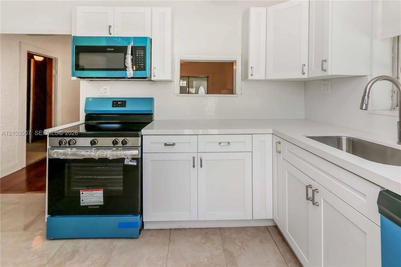 3085 NW 3rd St, Miami, FL 33125 Photo