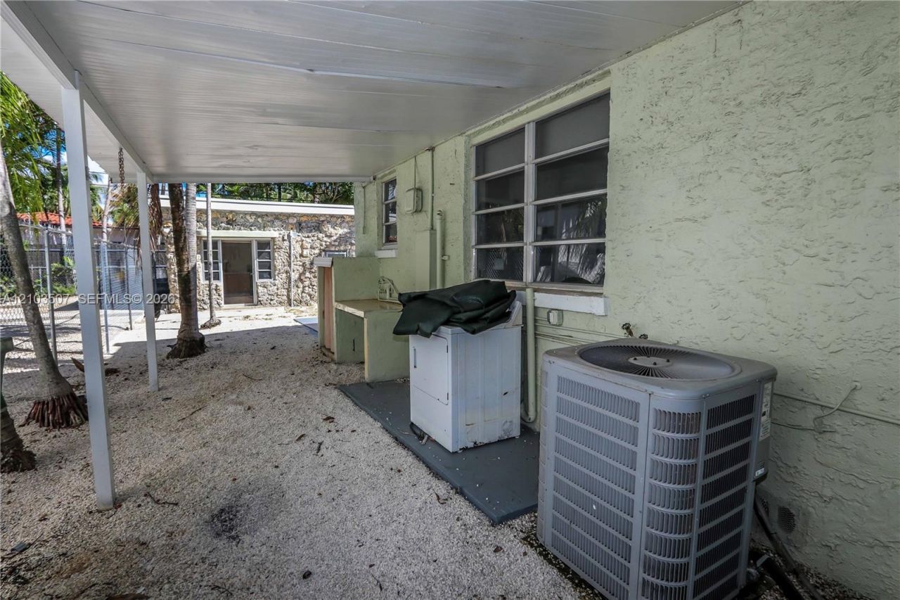 3085 NW 3rd St, Miami, FL 33125 Photo