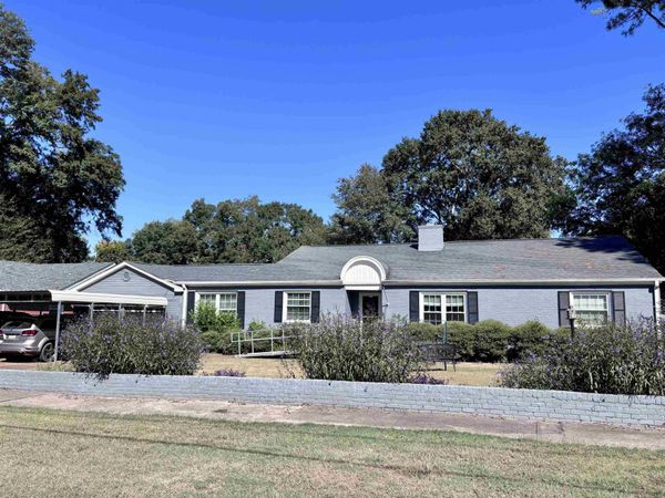 907 4th St, Tuscumbia, AL 35674
