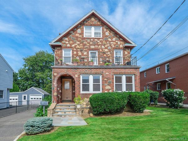 75 Frost Pond Road , Glen Cove, NY 11542
