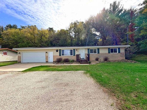 1789 Old Stage Road, Decorah, IA 52101