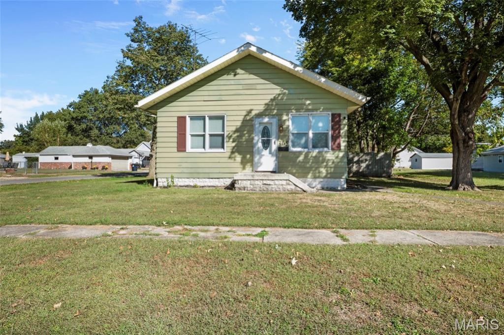 305 W Wilson Avenue , Gillespie, IL 62033 Main Photo